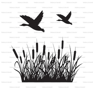 Pato mallard volador y cañas de fondo silueta (bulrush y hierba). Cortar archivos para Cricut. Clip Art (eps, svg, pdf, png, dxf, jpeg).