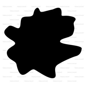 Op de afbeelding: Een effen zwarte, abstracte vorm met een onregelmatige, organische vorm. De vorm staat tegen een witte achtergrond, met het woord "TRIBALIUMART" herhaald in een watermerkpatroon. Het ontwerp is eenvoudig en gedurfd.