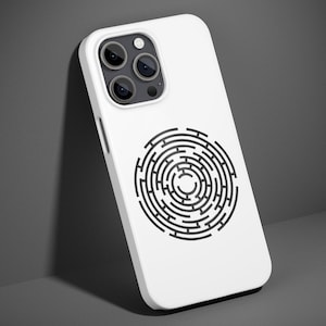 Può includere: Custodia bianca per telefono con un design a labirinto nero. La custodia ha una finitura lucida e un motivo a labirinto circolare al centro. La custodia del telefono è appoggiata a una superficie grigia.