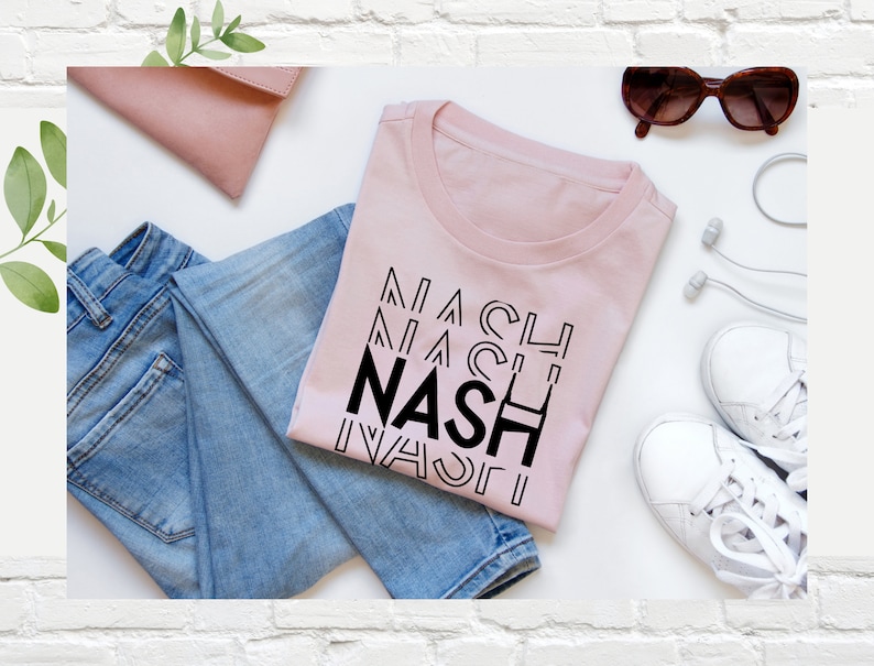 Puede incluir: Una camiseta rosa con la palabra "NASH" repetida en una fuente geom&eacute;trica negra.