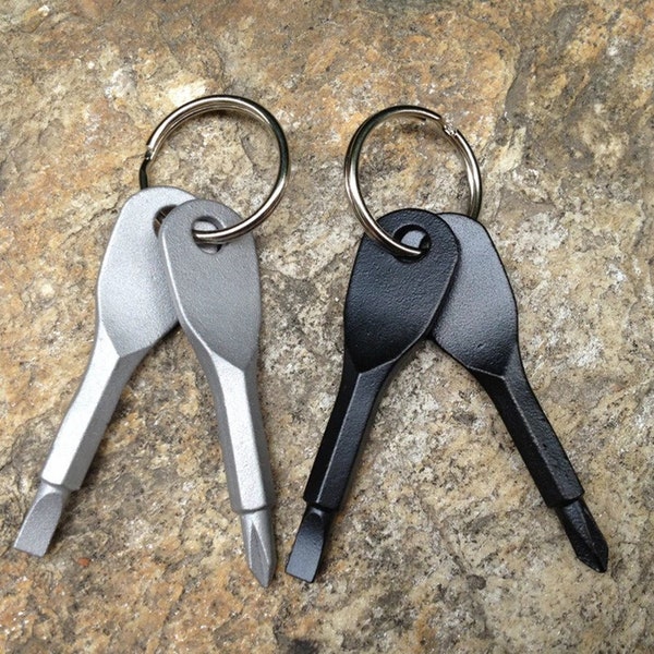 Schraubenzieher Handwerker Schlüsselanhänger als Outdoor Werkzeug Handwerker Geschenk Vater Geschenk Papa oder Schlüsselanhänger für Arbeit