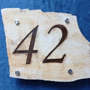 Stein Hausnummer graviert mit Edelstahl Abstandhaltern Bild 2
