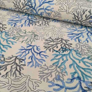 Puede incluir: Tela blanca con un patr&oacute;n repetitivo de ramas de coral azul y gris.