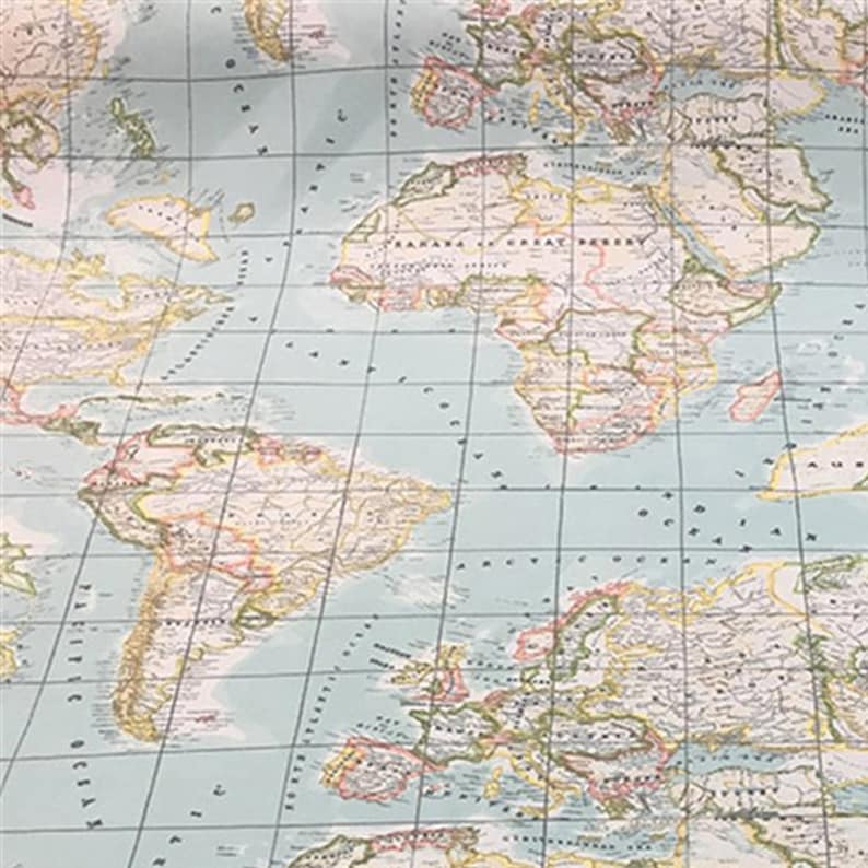 Puede incluir: Un mapa del mundo detallado con est&eacute;tica vintage. El mapa presenta continentes en tonos beige, marr&oacute;n y verde sobre un fondo azul claro. Se ven l&iacute;neas de cuadr&iacute;cula y etiquetas de texto, que indican caracter&iacute;sticas geogr&aacute;ficas y ubicaciones.