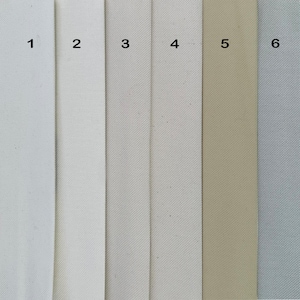 Puede incluir: Seis muestras de tela en diferentes tonos de blanco y beige. Las muestras est&aacute;n numeradas del 1 al 6.