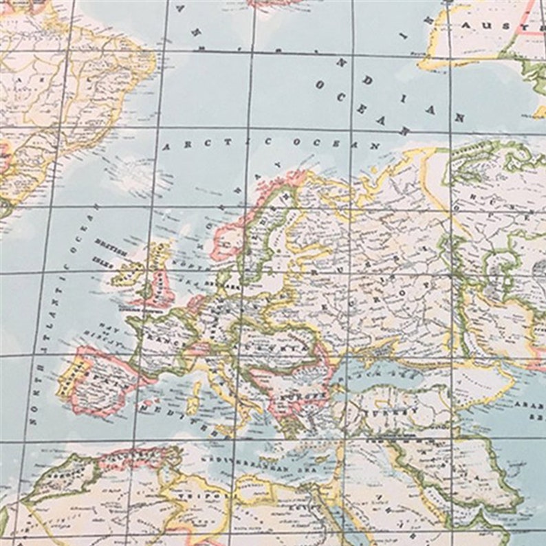 Puede incluir: Un mapa vintage detallado de Europa, que muestra pa&iacute;ses y caracter&iacute;sticas geogr&aacute;ficas. El mapa est&aacute; en tonos apagados de azul, beige y verde, con l&iacute;neas de cuadr&iacute;cula y etiquetas de texto. El mapa muestra las Islas Brit&aacute;nicas, Francia, Espa&ntilde;a y otros pa&iacute;ses europeos.