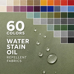 Op de afbeelding: Een afbeelding van een stofstaal met 60 kleuropties. De tekst luidt "60 Kleuren Water-, Vlek- en Olieafstotende Stoffen". Waterdruppels zijn zichtbaar op de stof, wat de afstotende eigenschappen benadrukt. De kleurstalen zijn in een raster gerangschikt.