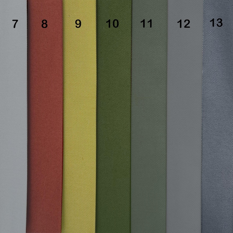 Puede incluir: Primer plano de siete muestras de tela en diferentes colores. Las muestras est&aacute;n numeradas del 7 al 13. Los colores son gris claro, rojo, amarillo, verde, verde oscuro, gris y azul.