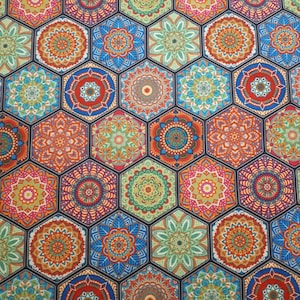 Op de afbeelding: Een kleurrijke stof met een herhalend patroon van zeshoekige tegels. Elke tegel heeft een gedetailleerd mandala-ontwerp in tinten rood, blauw, groen, geel en oranje.