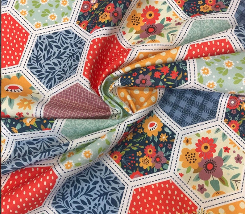 K&ouml;nnte beinhalten: Ein Patchwork-Stoff mit einem sechseckigen Muster. Der Stoff zeigt verschiedene Blumenmuster in Rot-, Gelb-, Blau- und Gr&uuml;nt&ouml;nen. Der Stoff ist perfekt zum Quilten, Basteln und f&uuml;r andere N&auml;hprojekte.