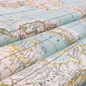 Puede incluir: Mapa enrollado de estilo vintage con fondo azul claro y detalles geogr&aacute;ficos en tonos amarillos, verdes y rosas. El mapa est&aacute; enrollado, mostrando los bordes y los intrincados detalles de la cartograf&iacute;a.