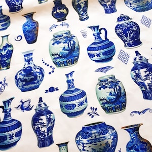 Może przedstawiać: Biała tkanina z powtarzającym się wzorem niebieskich i białych porcelanowych wazonów. Wazy są w różnych kształtach i rozmiarach, a niektóre mają kwiatowe wzory.