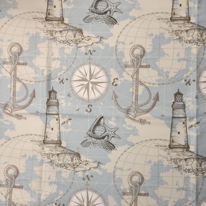 Meer, maritimer Polsterstoff, Leuchtturm, Anker, Leuchtturm, Muschel, Karte, Atlas-Stoff, hellblau, babyblauer Stoff, Ozean-Stoff