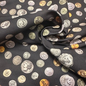 Motivo di monete antiche colorate senza cuciture con sfondo nero, monete d'argento e d'oro vintage su tessuto di fondo nero, tessuto in stile reale