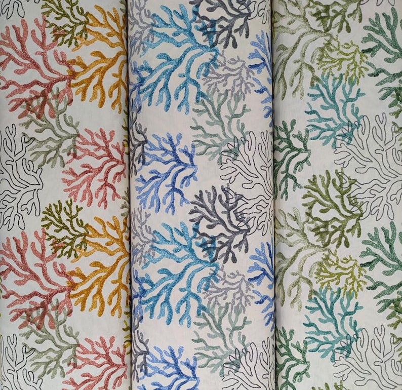 Puede incluir: Tres muestras de tela con fondo blanco y un patr&oacute;n repetitivo de ramas de coral en diferentes colores. Las muestras son en tonos de azul, verde y naranja.