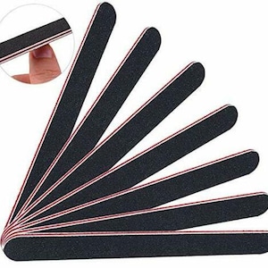 Puede incluir: Conjunto de ocho limas de uñas negras con rayas rojas y blancas. Las limas están dispuestas en forma de abanico.