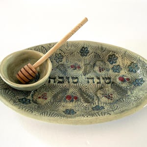 Judäische Keramik Servierplatten-Set, handgefertigtes Servierschalentablett mit Granatäpfeln und 7 Arten Dekoration, jüdisches Neujahrsgeschenk, jüdische Neujahrskunst.