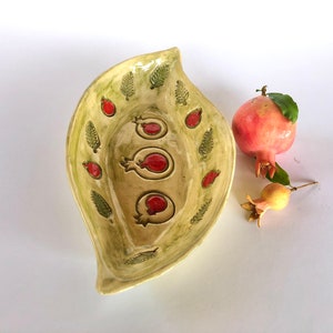 Bol en céramique de grenade, plat de service en poterie fait main, bol ovale en forme de feuille, cadeau juif judaïque, cadeau juif significatif d'Israël.