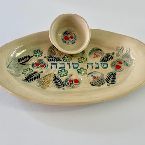 Judäische Keramik Servierplatten Set, Honig- und Apfelschalen Tablett mit Granatäpfeln und 7 Arten Dekoration, jüdisches Neujahrsgeschenk, israelische Kunst.
