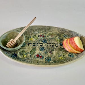 Judäische Keramik Servierplatten-Set, handgefertigtes Servierschalentablett mit Granatäpfeln und 7 Arten Dekoration, jüdisches Neujahrsgeschenk, jüdische Neujahrskunst.