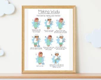 Può includere: Una stampa incorniciata intitolata "Making Wudu" con illustrazioni che mostrano i passaggi delle abluzioni islamiche. L'opera presenta personaggi dei cartoni animati che dimostrano ogni passaggio, con testo di accompagnamento. La cornice è di colore marrone chiaro e lo sfondo è bianco.