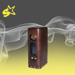Può includere: Un mod vape rivestito in pelle marrone con un pulsante in ottone e un piccolo schermo. Il mod è posizionato su uno sfondo di fumo bianco e un gradiente giallo.