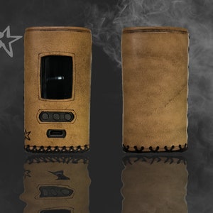 Può includere: Una custodia in pelle marrone con cuciture sui bordi per un mod vape. La custodia ha un design a stella sul davanti e una porta di ricarica sul fondo.
