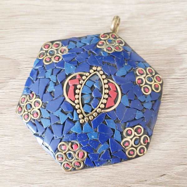 Objet vintage : pendentif laiton lapis lazuli et corail travaillés en mosaïque