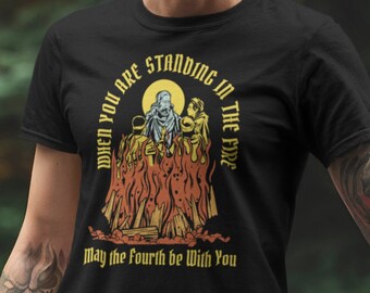 Möge der 4te mit Dir sein | Glaube an das Feuer | Es ist ein Anderer im Feuer | Hellseher Daniel 3 25 | Ästhetisches Streetwear Heavy Cotton T-Shirt