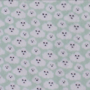 Puede incluir: Una tela con un patr&oacute;n repetido de formas de nubes blancas sonrientes sobre un fondo verde claro. Las nubes tienen ojos y bocas negras, creando un dise&ntilde;o caprichoso y alegre. Esta tela es adecuada para varios proyectos de manualidades.