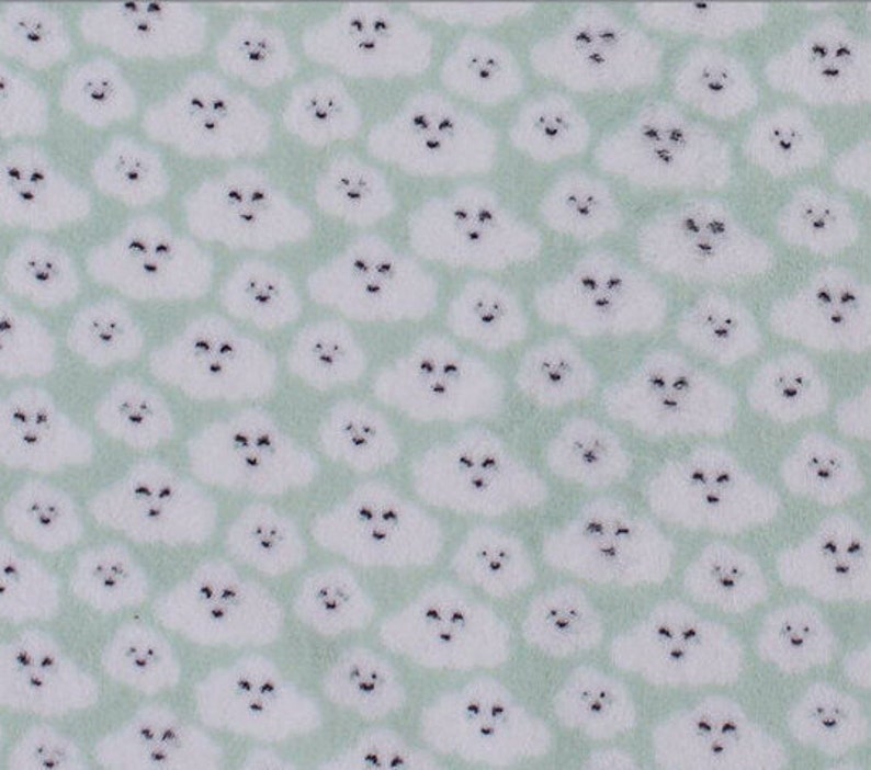 Puede incluir: Una tela con un patr&oacute;n repetido de formas de nubes blancas sonrientes sobre un fondo verde claro. Las nubes tienen ojos y bocas negras, creando un dise&ntilde;o caprichoso y alegre. Esta tela es adecuada para varios proyectos de manualidades.