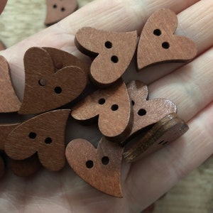 Herzform Knopf / Knöpfe aus Holz ca. 20 x 16 mm mit 2 Löcher