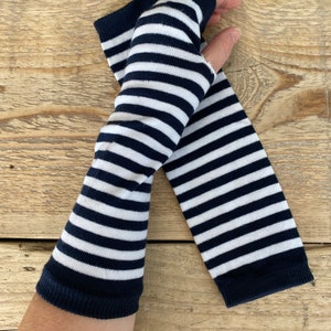 Hand warmers dark blue/white cuffs