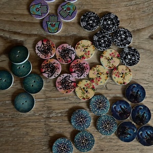 Natural Wooden Buttons / Round Buttons / 2 Holes Sewing / Button 20 mm