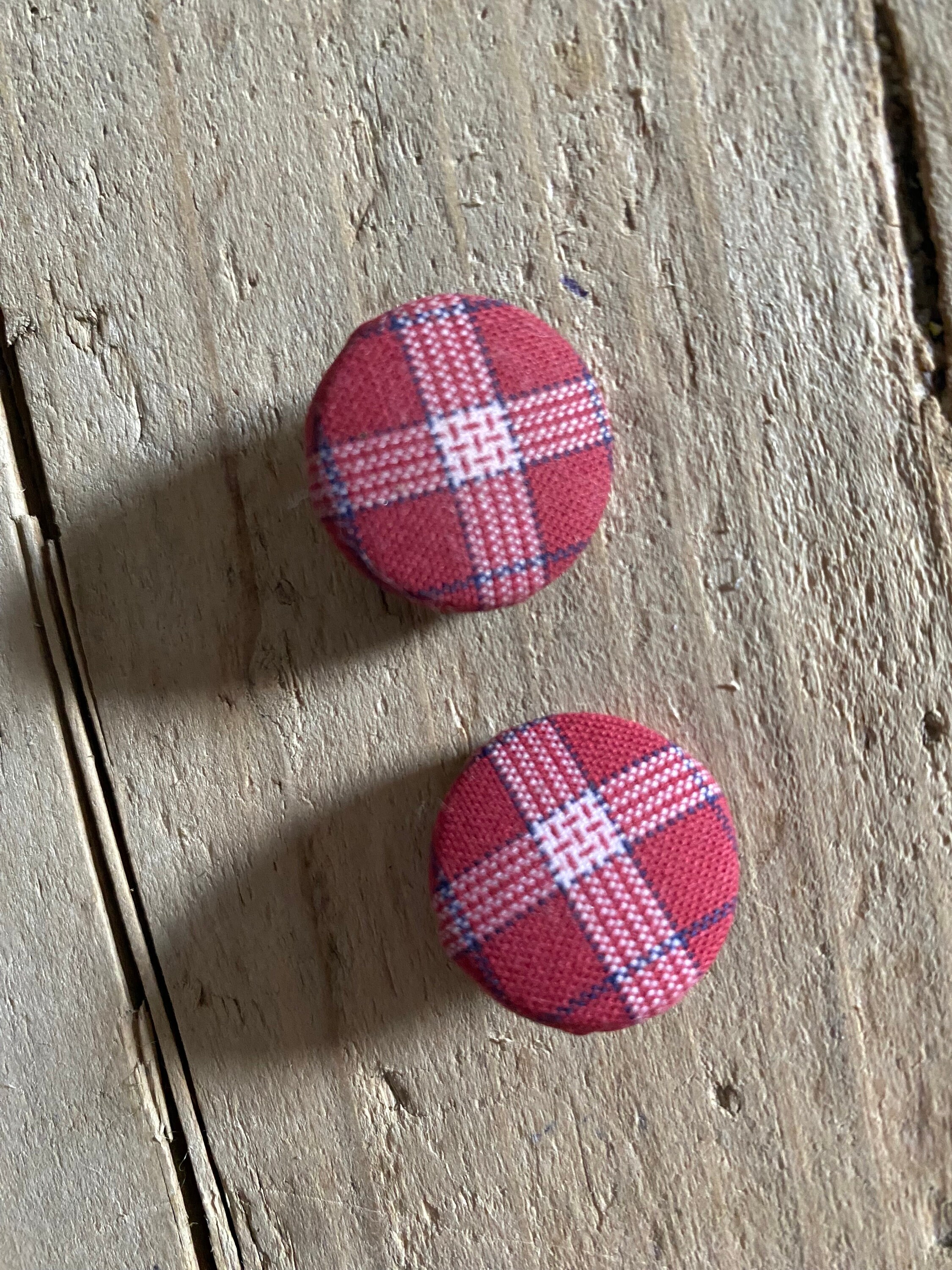 2 handmade buttons vintage / retro / sewing / knitting / crochet / handcraft