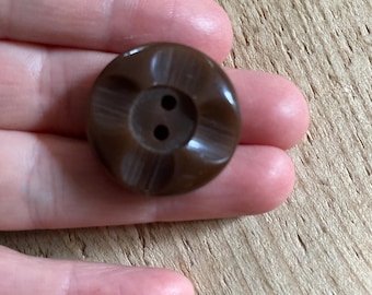 1 vintage brown button / sew-on button / found item