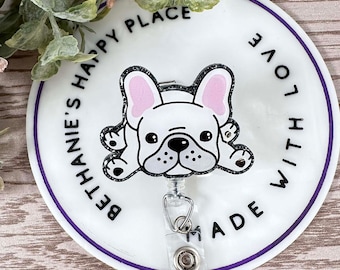Puede incluir: Un distintivo redondo blanco con un dibujo animado de bulldog francés blanco y negro con purpurina y el texto "Bethanie's Happy Place Made With Love".