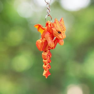 Llavero de dragón naranja y rojo, llavero de dragón de fuego, dragón impreso en 3D, regalos de dragón, lindo dragón articulado