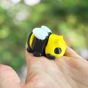 Bumblebee articulated 3D printed figurine - chubby bee - bee gift - bumblebee gift - fidget bee - adorable and articulated
