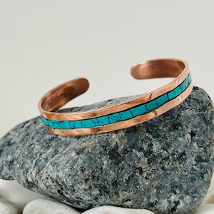 Puur koperen armband met turkoois, malachiet, koraal en lapis lazuli-steen - koperen manchetarmband - handgemaakt in Nepal - ideaal als cadeau
