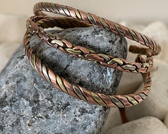 Bracelet de guérison torsadé en cuivre et laiton - Bracelet jonc en cuivre et laiton - Fait main au Népal