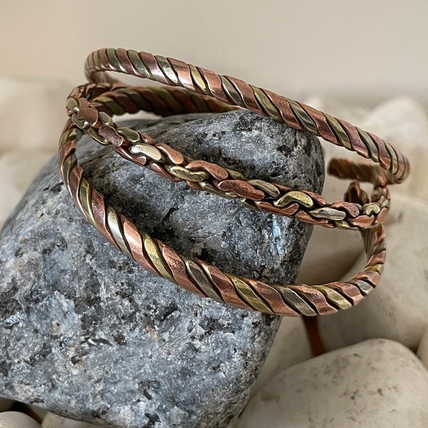 Pulsera curativa retorcida de cobre y latón - Brazalete de puño de cobre y latón - Hecho a mano en Nepal