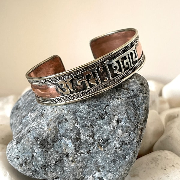 Bracelet Mantra Hindou Om Namah Shivaya | Bracelet manchette | Mantra de bijoux spirituels | Fait à la main au Népal - Idéal pour offrir