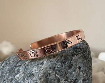 Braccialetto curativo in rame puro fatto a mano / Om Mani Padme Hum / Bracciale rigido aperto in rame fatto a mano in Nepal, ideale come regalo