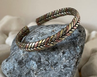 Bracelet en cuivre et laiton tressé en trois métaux | Bracelet en cuivre tressé fait main | Fabriqué au Népal | Idéal pour les cadeaux