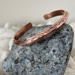 Pulsera artesanal de cobre puro con forma de pirámide - Brazalete abierto de cobre - Pulsera étnica de cobre - Hecha a mano en Nepal - Ideal para regalar