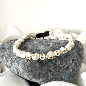 Bracciale con teschio e perline / Realizzato a mano in Nepal / Ideale come regalo