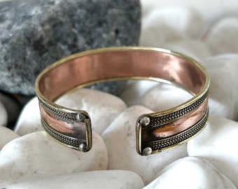 Bracelet de guérison en cuivre incurvé fabriqué à la main - Bracelet manchette ouvert en cuivre pur - Bracelet ethnique en cuivre - Fait main au Népal - idéal pour offrir - France Bracelet de guérison en cuivre incurvé fabriqué à la main - Bracelet manchette ouvert en cuivre pur - Bracelet ethnique en cuivre - Fait main au Népal - idéal pour offrir - France