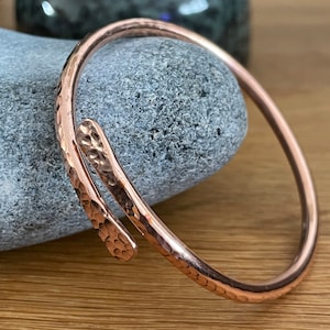 Koperen armband - gehamerde overlappende koperen manchetarmband - genezende armband - handgemaakt in Nepal - ideaal als cadeau