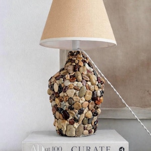 Lampada da tavolo vintage con conchiglie e ciottoli, lampada da bottiglia in stile nautico costiero, arredamento da spiaggia in stile folk anni '70, ricablata e testata PAT, casa sulla spiaggia in stile bohémien